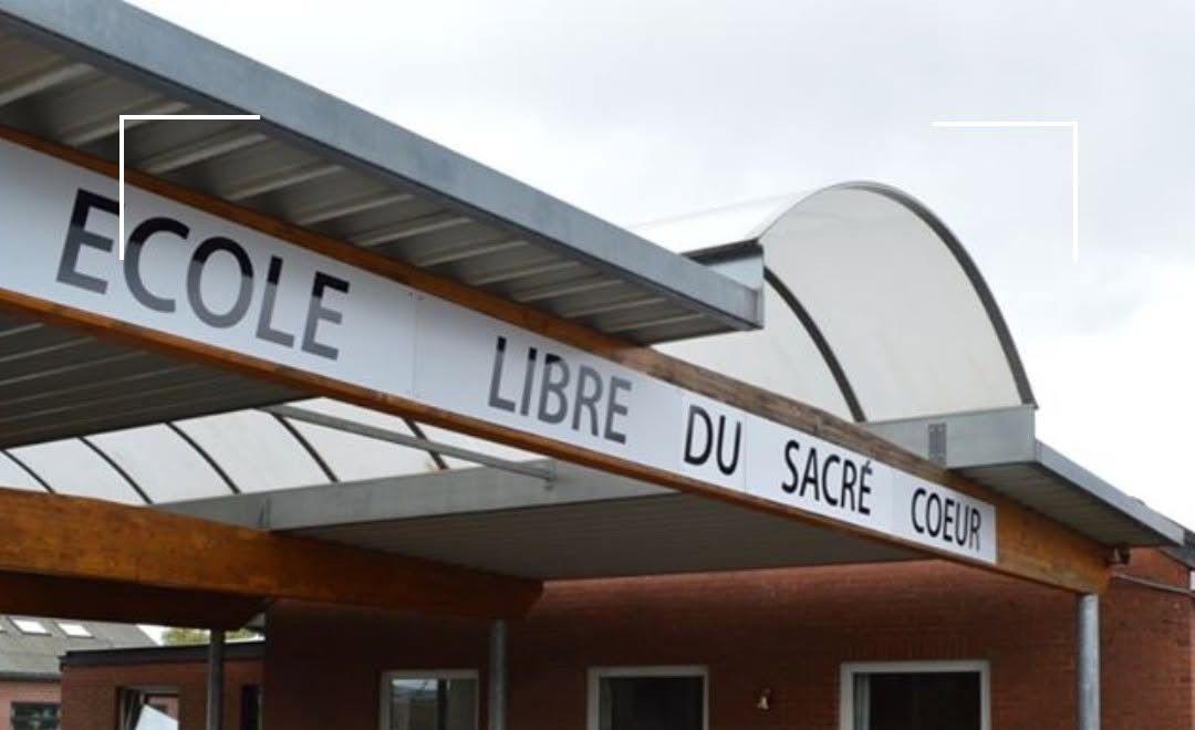 La façade de l'école