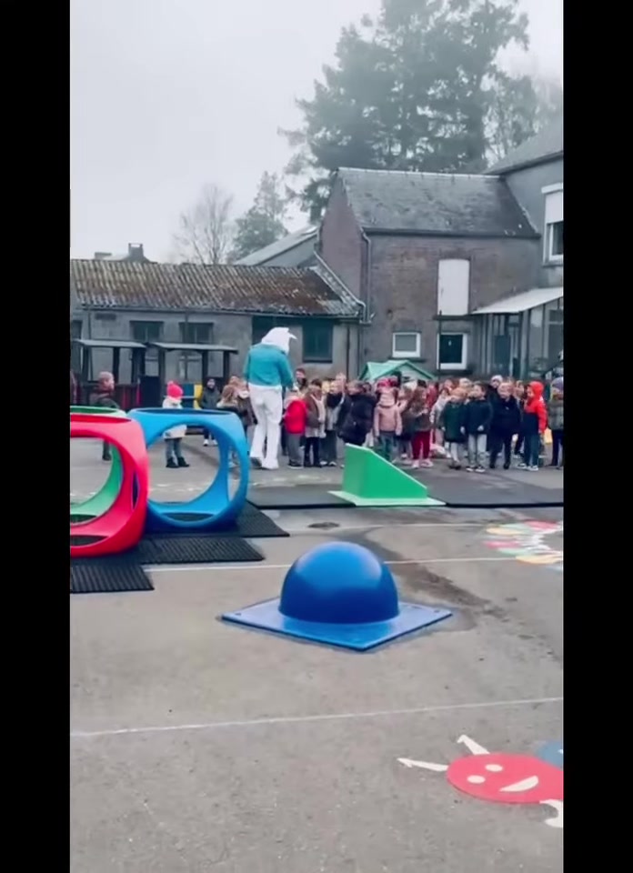 La chasse aux œufs de Pâques dans la cour de l'école