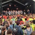 Les élèves de P5 et P6 en gilets fluo lors du jeu de piste des fêtes de Wallonie à Namur