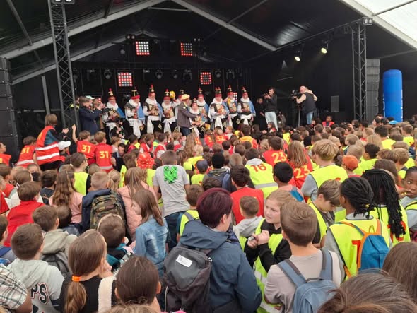 Les élèves de P5 et P6 en gilets fluo lors du jeu de piste des fêtes de Wallonie à Namur