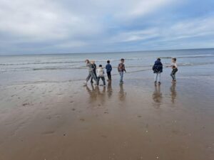 Les élèves de P3 et P4 sur la plage lors des classes de mer