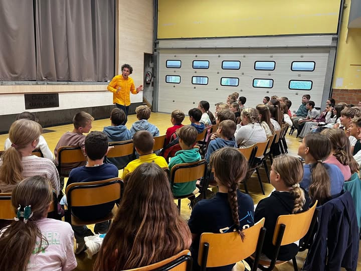 Des élèves, vus de dos, assistent au spectacle « C'était pour rire »